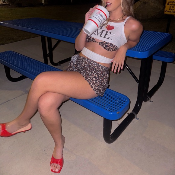 Tate McRae Costume - Picture 16 of 16